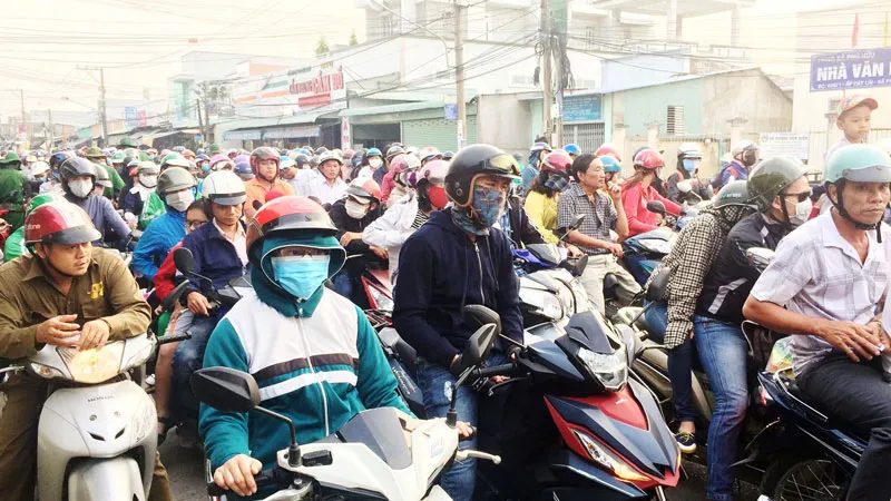 Kẹt xe trầm trọng từ miền Tây về TPHCM