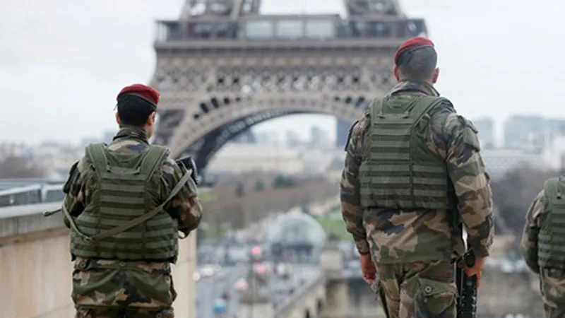 Lực lượng an ninh Pháp làm nhiệm vụ trên đường phố Paris (Ảnh: Reuters)