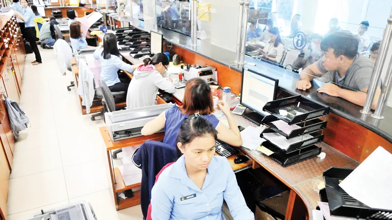 Hải quan giải quyết hồ sơ xuất nhập khẩu tại cảng Cát Lái, TPHCM Ảnh: THÀNH TRÍ
