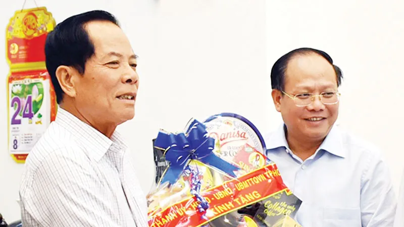 Phó Bí thư Thường trực Thành ủy TPHCM Tất Thành Cang thăm, tặng quà Thiếu tướng Lê Minh Thắng, nguyên Phó Tư lệnh Quân khu 7