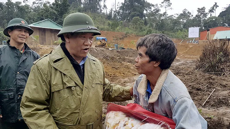 Ông Đinh Văn Thu, Chủ tịch UBND tỉnh Quảng Nam thăm hỏi đồng bào ở Khe Chữ (Trà Vân, Nam Trà My)