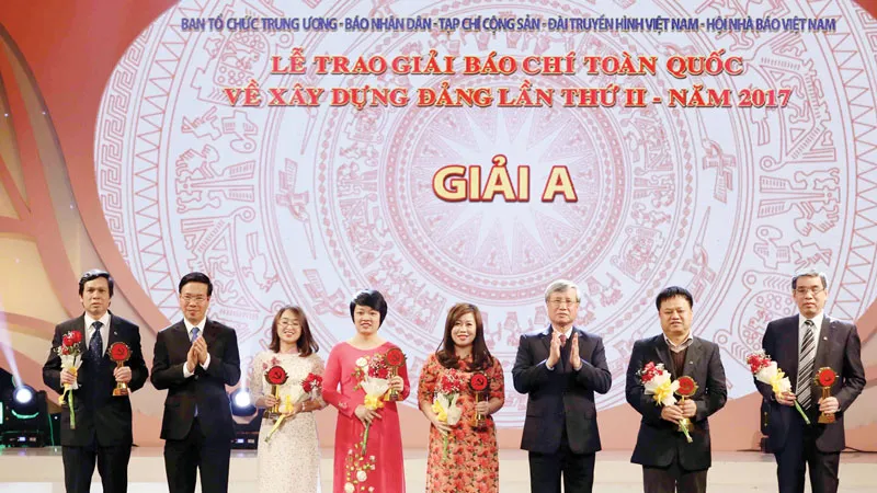 Đồng chí Trần Quốc Vượng và đồng chí Võ Văn Thưởng trao giải A cho các tác giả đoạt giải