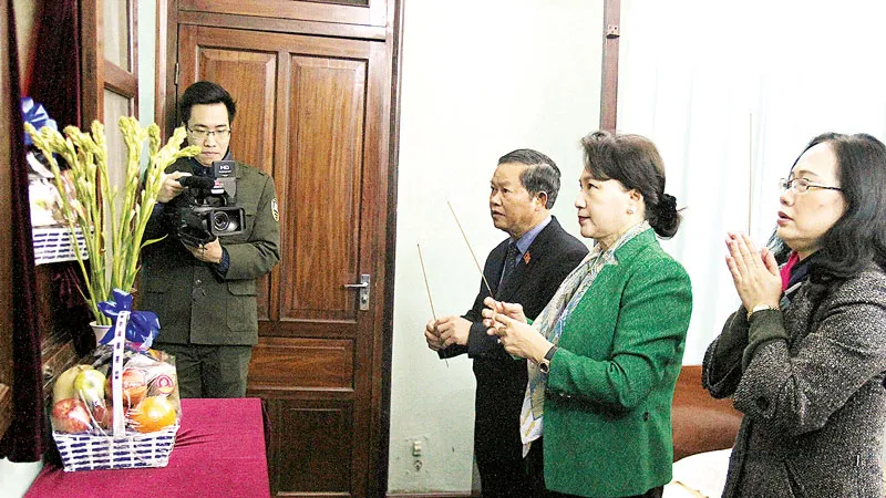 Chủ tịch Quốc hội Nguyễn Thị Kim Ngân và Phó Chủ tịch Quốc hội Đỗ Bá Tỵ đến dâng hương tưởng nhớ Bác Hồ tại Nhà 67 thuộc Khu Di tích Chủ tịch Hồ Chí Minh tại Phủ Chủ tịch Ảnh: TTXVN