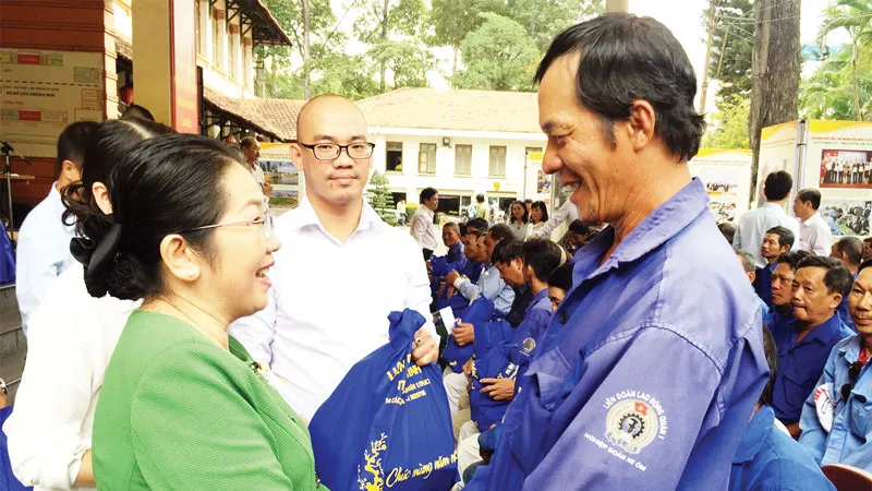 Đồng chí Võ Thị Dung thăm hỏi, tặng quà thành viên nghiệp đoàn xe ôm