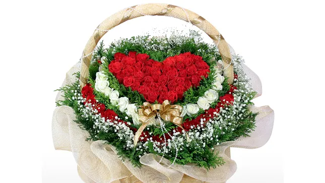 Hoa tươi, quà tặng Valentine chờ khách mua