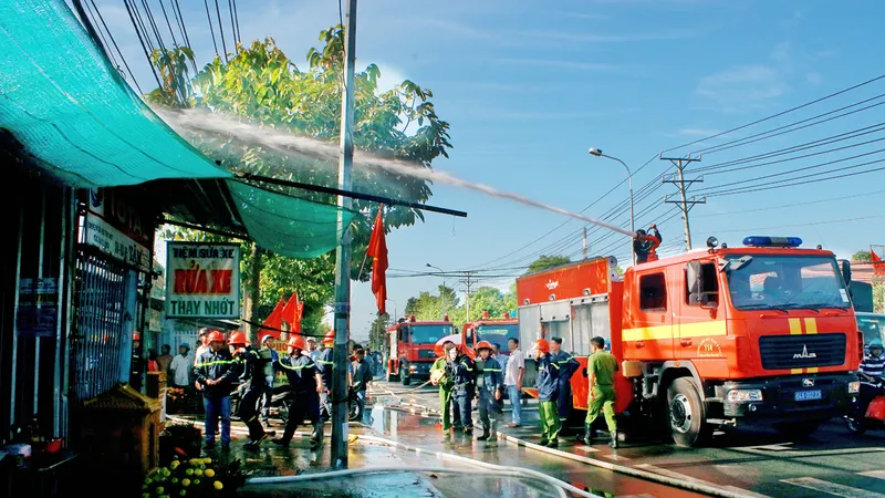  Các lực lượng tham gia chữa cháy. Ảnh: DƯƠNG THỤ