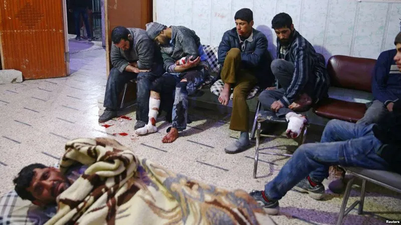 Người dân bị thương được đưa đến một cơ sở y tế ở Douma, Đông Ghouta, ngoại ô thủ đô Damacus (Syria) ngày 20-2. Ảnh: REUTERS