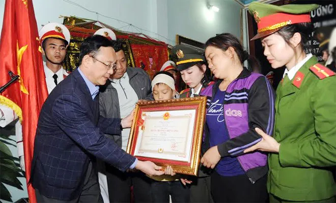 Truy tặng Thượng úy Lưu Minh Thức Huân chương Chiến công hạng nhì