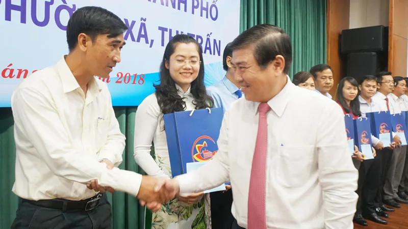 Chủ tịch UBND TPHCM Nguyễn Thành Phong khen thưởng 24 chủ tịch UBND phường - xã - thị trấn dẫn đầu phong trào thi đua của 24 quận - huyện