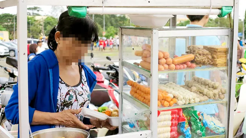 Thức ăn nhanh bày bán trước cổng trường
