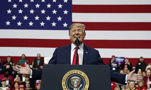 Tổng thống Mỹ Donald Trump phát biểu trước các cử tri tại Công ty Hàng không Atlantic ở Moon Township, Pennsylvania ngày 10/3. Ảnh: AP.