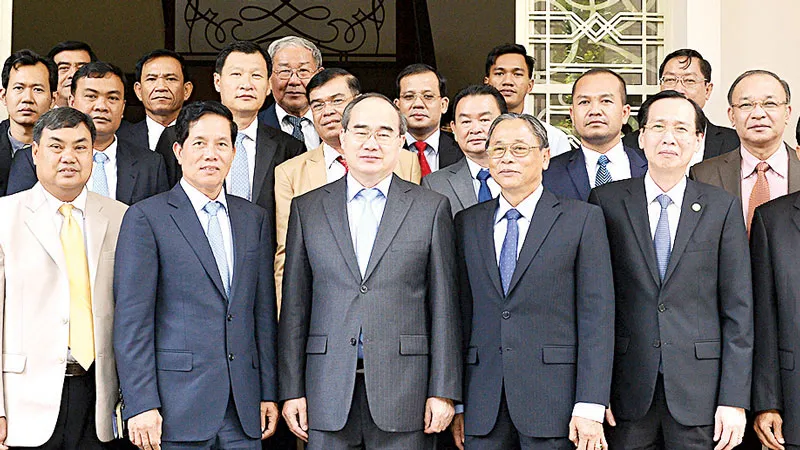 Bí thư Thành ủy TPHCM Nguyễn Thiện Nhân cùng Đoàn đại biểu cấp cao thủ đô Phnom Penh Ảnh: Việt Dũng 