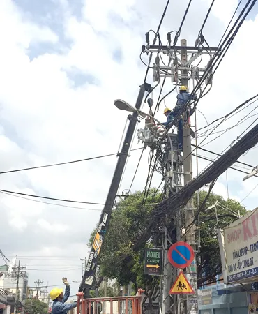 Công nhân Công ty Điện lực Sài Gòn bảo trì, nâng cấp lưới điện trên đường Cách Mạng Tháng Tám (quận 3)