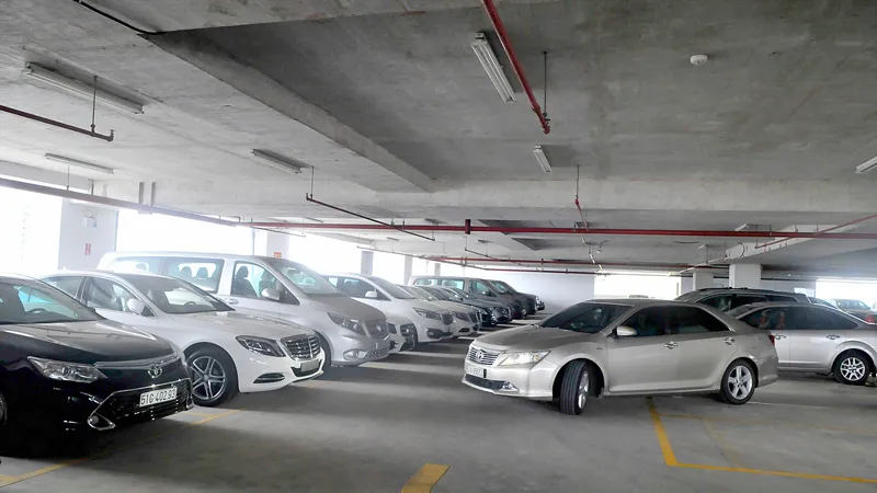 Một tầng đậu xe tại bãi xe 326 Võ Văn Kiệt, quận 1 Ảnh: CAO THĂNG