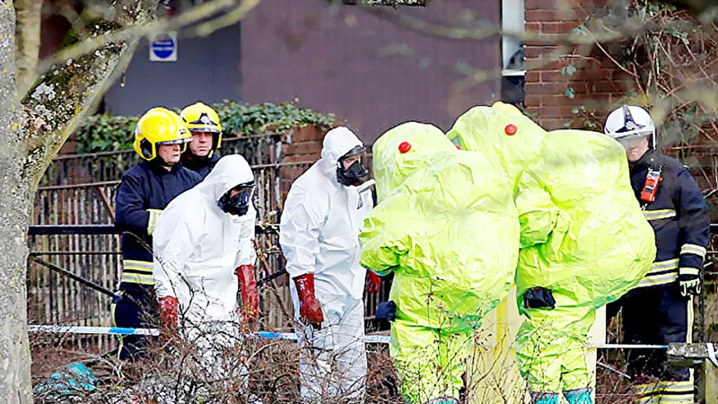 Cảnh sát Anh điều tra tại hiện trường vụ ông Skripal bị đầu độc Ảnh: SPUTNIK