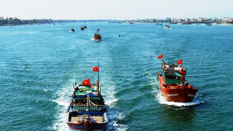 Động viên ngư dân tiếp tục bám biển