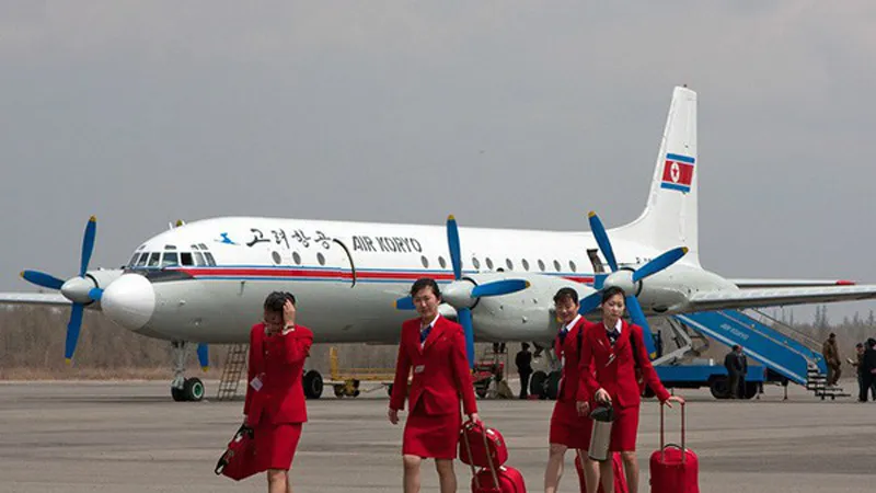  Các tiếp viên hàng không và máy bay của hãng Air Koryo Triều Tiên (Ảnh: Paul Filmer)