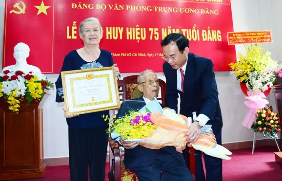 Trao tặng Huy hiệu Đảng, tuyên dương gương làm theo Bác