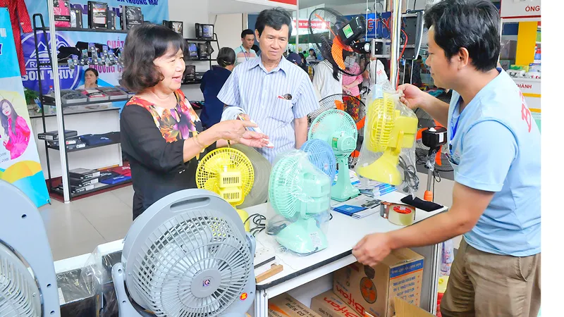 Người tiêu dùng chọn mua quạt điện Bifan sản xuất trong nước Ảnh: CAO THĂNG