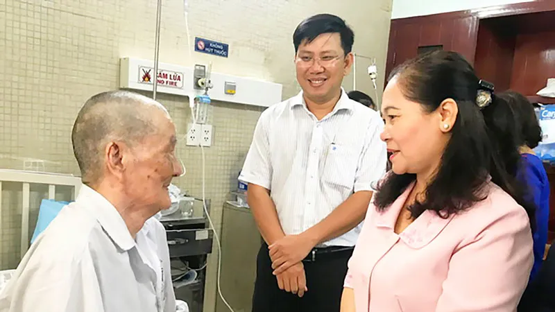 Thăm, chúc thọ người cao tuổi 