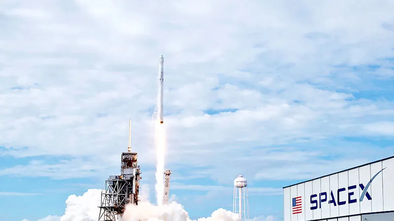 SpaceX hoãn kế hoạch đưa du khách lên Mặt Trăng