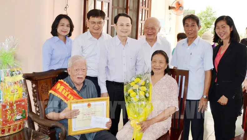 Lãnh đạo TPHCM mừng thọ người cao tuổi tiêu biểu