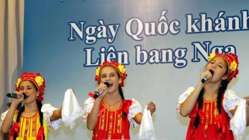 Chương trình văn nghệ chào mừng Quốc khánh Liên bang Nga. Ảnh: TTXVN