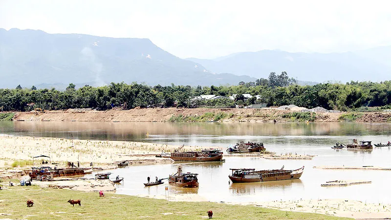 Nạn khai thác cát lòng sông Vu Gia - Thu Bồn gây sạt lở bờ sông