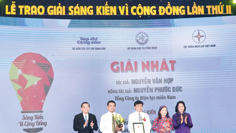 Đại diện nhóm tác giả của EVN SPC được trao nhận giải nhất trong cuộc thi “Sáng kiến vì cộng đồng” lần 2
