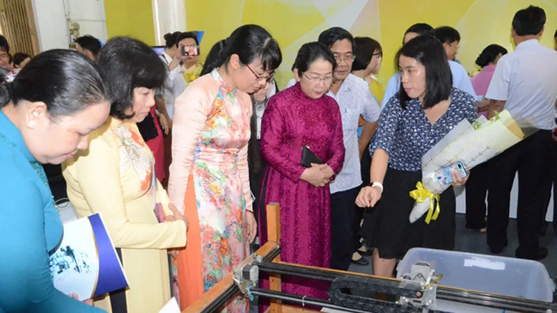 Khai mạc triển lãm “Tự hào công nhân Thành phố anh hùng”