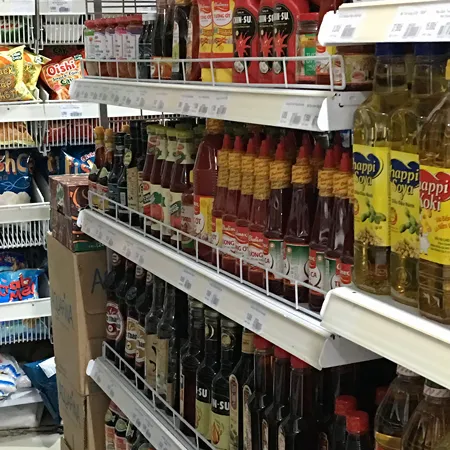 Nước chấm công nghiệp và nước mắm tự nhiên thường được trưng bày gần nhau nên người tiêu dùng dễ nhầm lẫn
