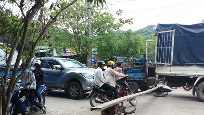Người dân dựng rào phản đối đoàn xe ben chở đá, cát tung hoành