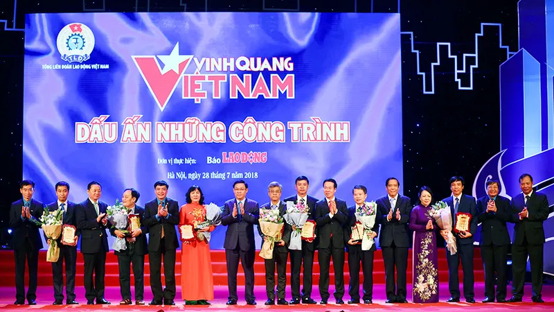 Phó Thủ tướng Vương Đình Huệ, Trưởng Ban Tuyên giáo Trung ương Võ Văn Thưởng, cùng lãnh đạo các bộ ngành với đại diện của 8 công trình tiêu biểu của đất nước. Ảnh: VGP