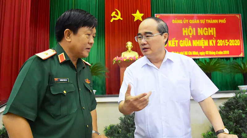 Bí thư Thành ủy TPHCM Nguyễn Thiện Nhân trao đổi với Thiếu tướng Trương Văn Hai, Tư lệnh Bộ Tư lệnh TPHCM, bên lề hội nghị Ảnh: VIỆT DŨNG