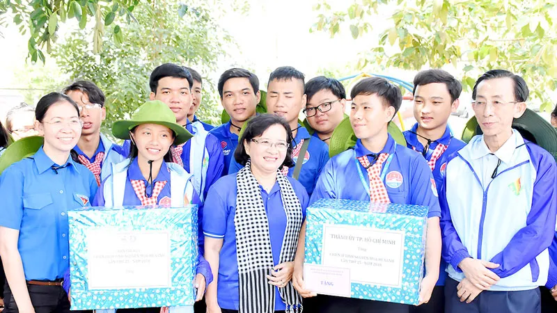 Lãnh đạo TPHCM thăm chiến sĩ tình nguyện Mùa hè xanh