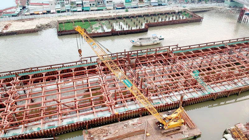 Công trình chống ngập do triều cường phải tạm dừng vì ngân hàng ngưng giải ngân nguồn vốn cho dự án. Ảnh: THÀNH TRÍ 