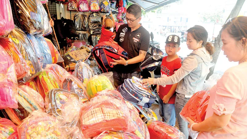 Mua cặp học sinh tại cửa hàng Phương Mỹ trên đường Nguyễn Trãi, quận 1, TPHCM Ảnh: THÀNH TRÍ