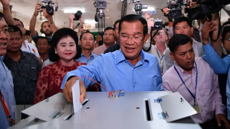 Thủ tướng Campuchia Samdech Techo Hun Sen thực hiện quyền bỏ phiếu vào sáng 29-7 tại tỉnh Kandal