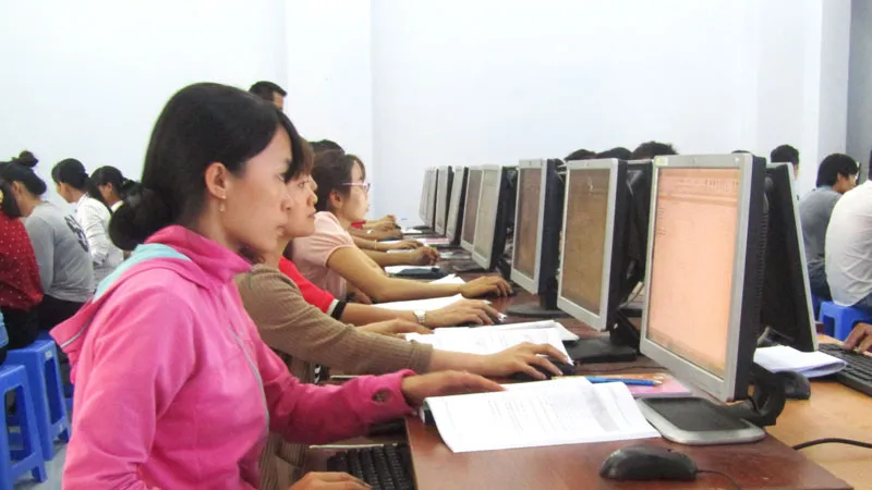 Giờ học tin học ở Trường ĐH Công nghệ miền Đông