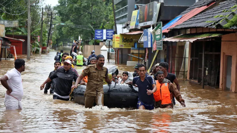 Người dân được sơ tán khỏi khu vực ngập lụt ở vùng Aluva, bang Kerala hôm 18-8 Ảnh: REUTERS