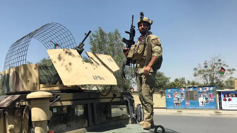 Một thành viên lực lượng an ninh Afghanistan giám sát hiện trường vụ tấn công ở Kabul ngày 21/8. Ảnh: REUTERS/Mohammad Ismail
