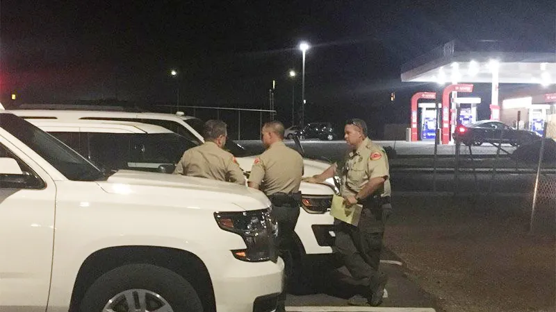 Cảnh sát bảo vệ một trong số các hiện trường nổ súng. (Ảnh: Bakersfield Californian)