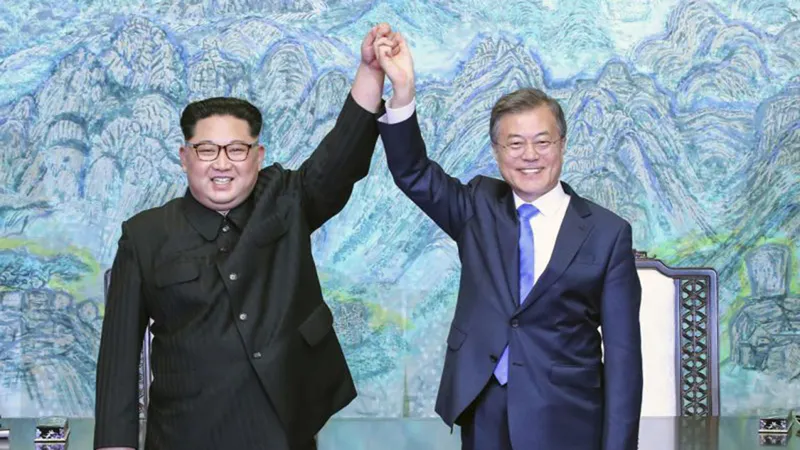Tổng thống Hàn Quốc Moon Jae-in (phải) và nhà lãnh đạo Triều Tiên Kim Jong-un trong cuộc gặp tháng 4-2018