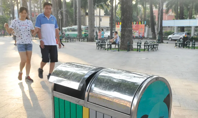 Thùng rác công cộng trong công viên Văn Lang Ảnh: THÀNH TRÍ
