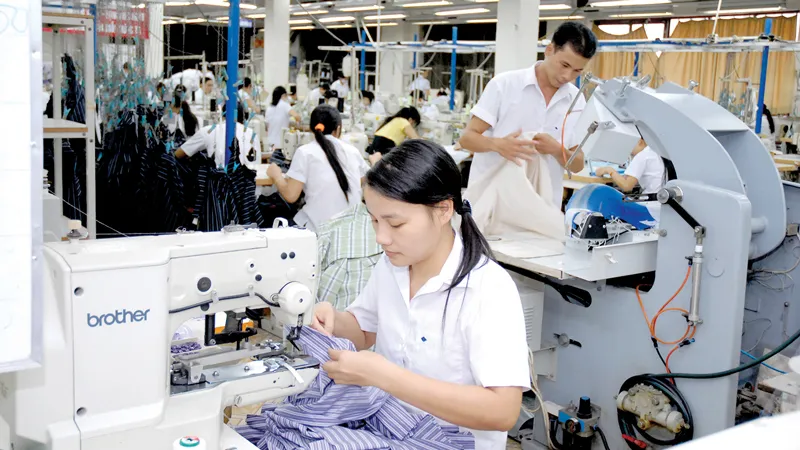 May áo sơ mi xuất khẩu tại một doanh nghiệp ở TPHCM Ảnh: THÀNH TRÍ