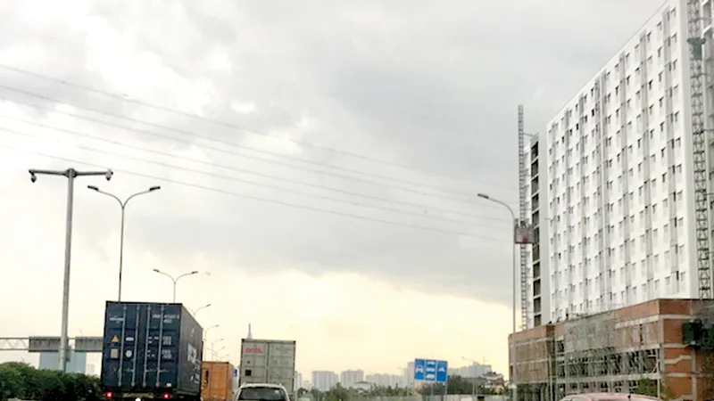 Xe cơ giới lưu thông đúng phần đường và giữ khoảng cách an toàn sẽ đảm bảo an toàn giao thông Ảnh: HUY ANH