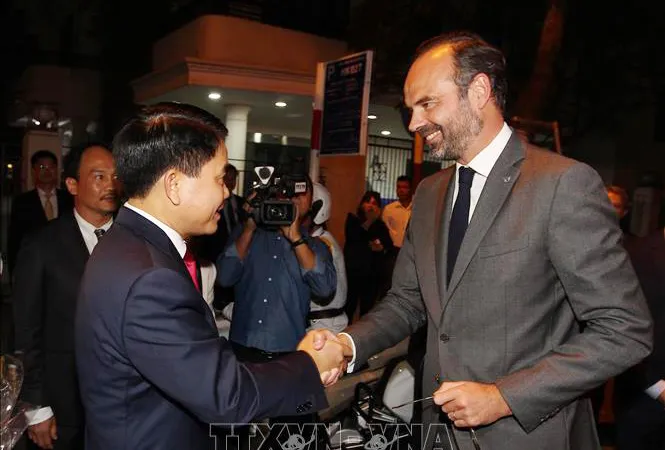 Chủ tịch UBND TP Hà Nội Nguyễn Đức Chung đón Thủ tướng Pháp Édouard Philippe tại khu vực phố đi bộ Hồ Hoàn Kiếm. Ảnh: TTXVN
