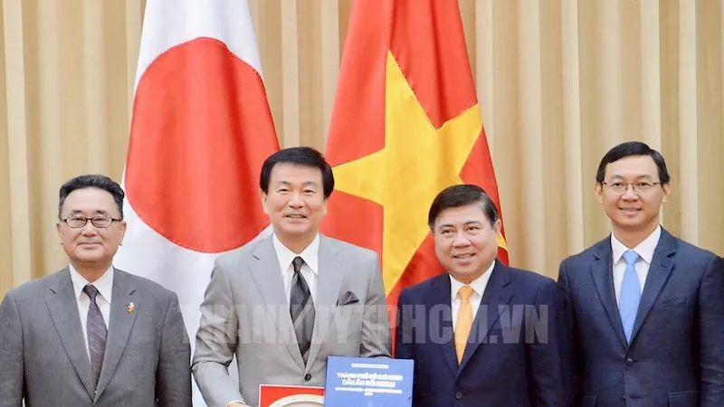 Chủ tịch UBND TPHCM Nguyễn Thành Phong tặng quà lưu niệm của TPHCM cho Thống đốc tỉnh Chiba, Nhật Bản Kensaku Morita. Ảnh:hcmcpv