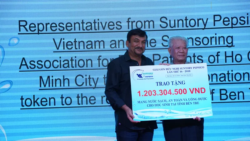 Ông Uday Shankar Sinha – Tổng Giám Đốc Suntory PepsiCo Việt Nam trao bảng tượng trưng tiền quyên góp được từ giải đấu cho ông Trần Thành Long – Chủ tịch Hội bảo trợ bệnh nhân nghèo TPHCM