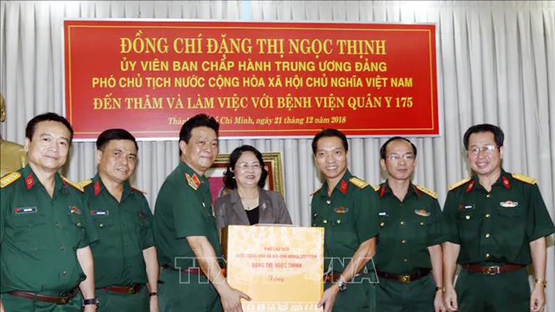 Phó Chủ tịch nước Đặng Thị Ngọc Thịnh thăm và làm việc tại Bệnh viện Quân y 175